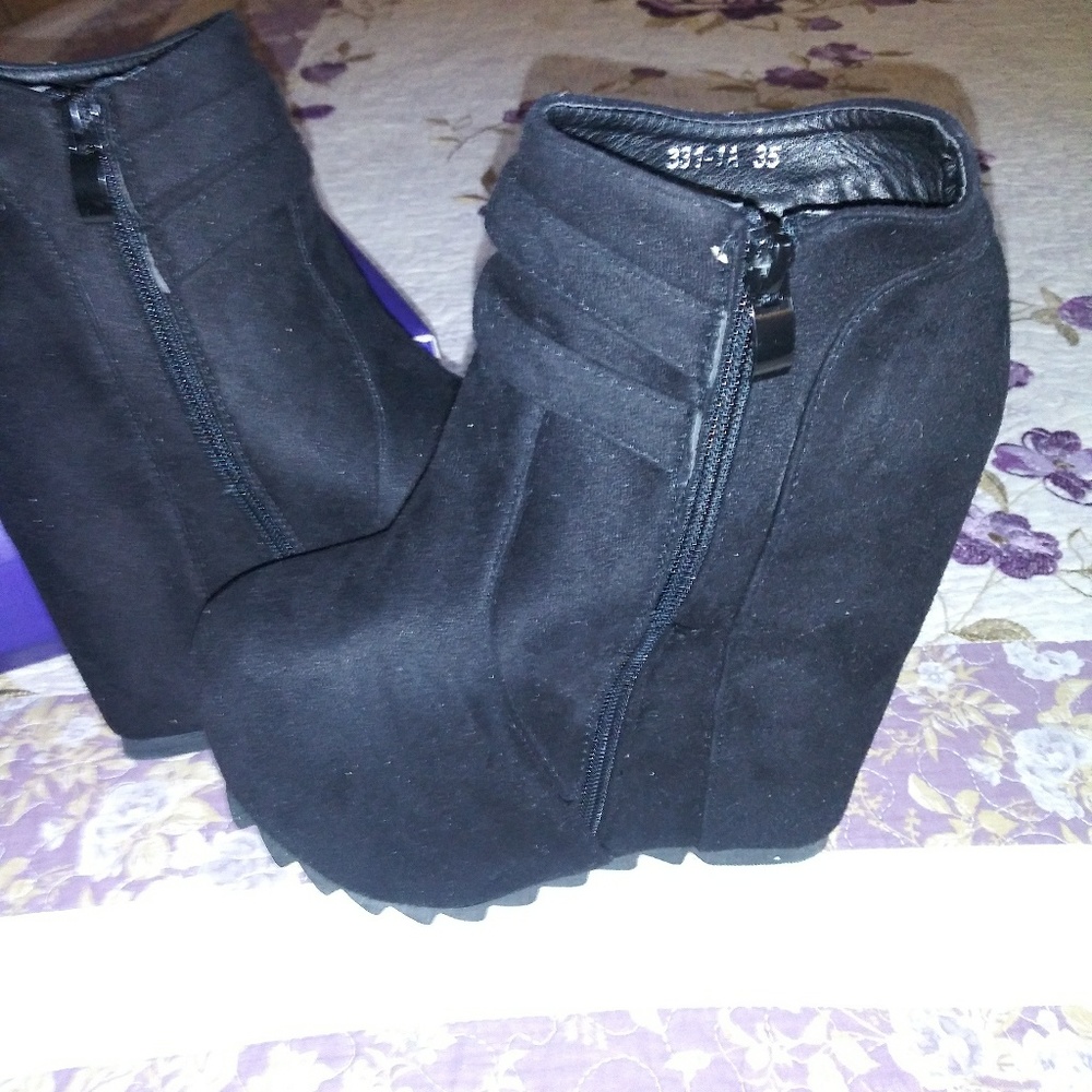 Black wedges